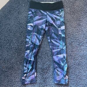 𝅺lululemon Cropped Legging size 4 Purple Green Geometric Print